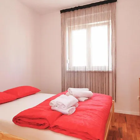 Apartman Stunning In With Swimming Pool