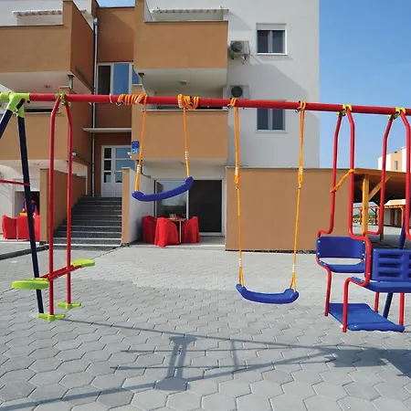 Stunning In With Swimming Pool Apartman Nin