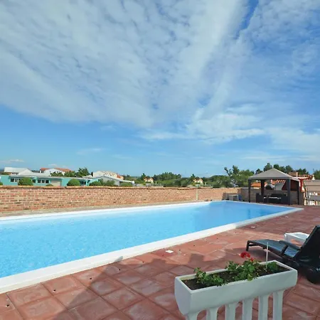 2 Bedroom Beautiful In Nin