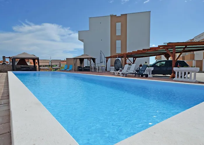 Apartman Stunning In With Swimming Pool